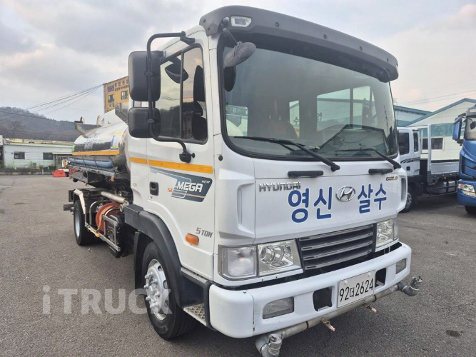 현대 살수차 메가트럭 스텐탱크 7,200L 수동 - 중고 트럭 매물 이미지