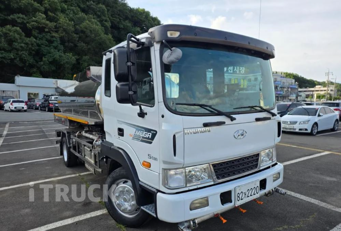 현대 살수차 메가트럭 스텐탱크 8,000L 수동 - 중고 트럭 매물 이미지